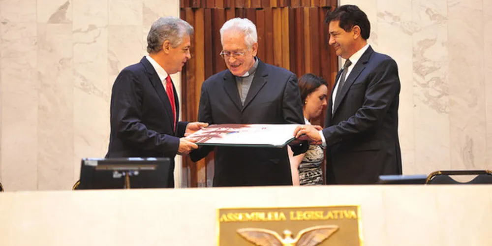 Imagem ilustrativa da imagem Padre paleontólogo recebe título de cidadania honorário na Alep