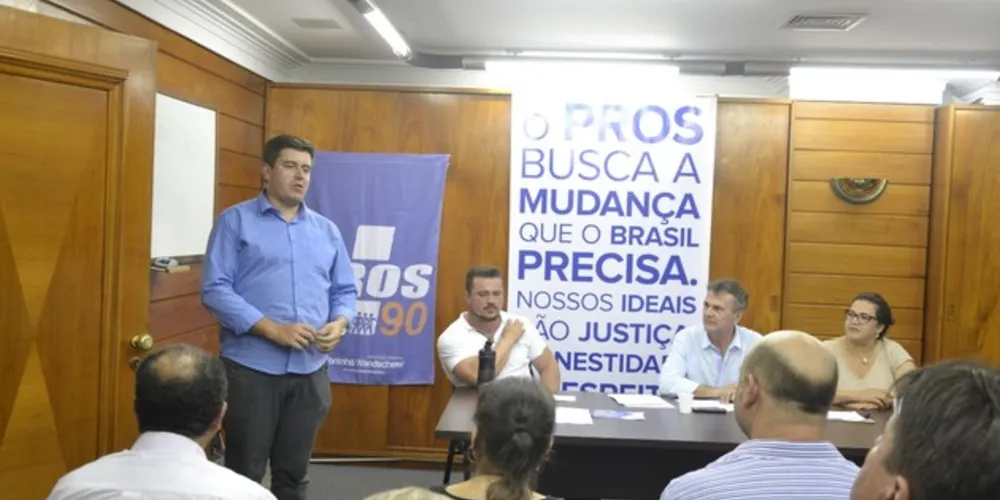 Imagem ilustrativa da imagem Em Curitiba, Vinícius Camargo expõe demandas da região