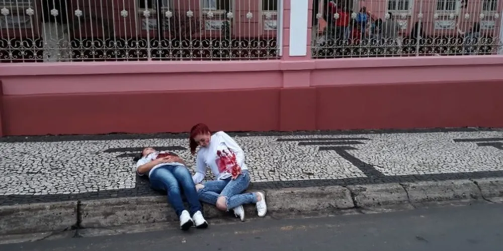 Simulação de incêndio tem atendimento a feridos e combate às chamas