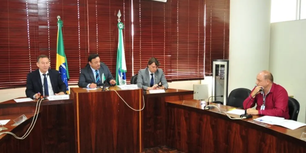 Reunião com representantes da Fundepar, da APP-Sindicato, diretores e professores de escolas estaduais aconteceu na Alep