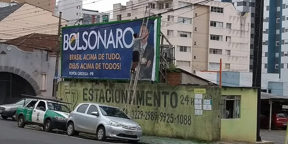 Imagem ilustrativa da imagem Outdoor de Bolsonaro é recolado