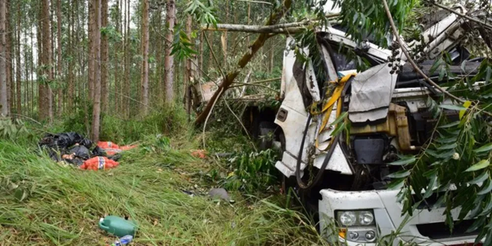 Cabine de caminhão ficou destruída 