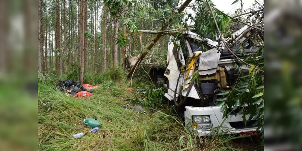 Cabine de caminhão ficou destruída 