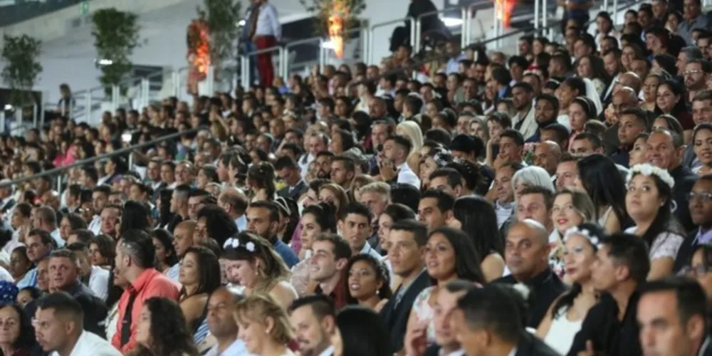 Imagem ilustrativa da imagem Casamento coletivo emociona na Arena da Baixada