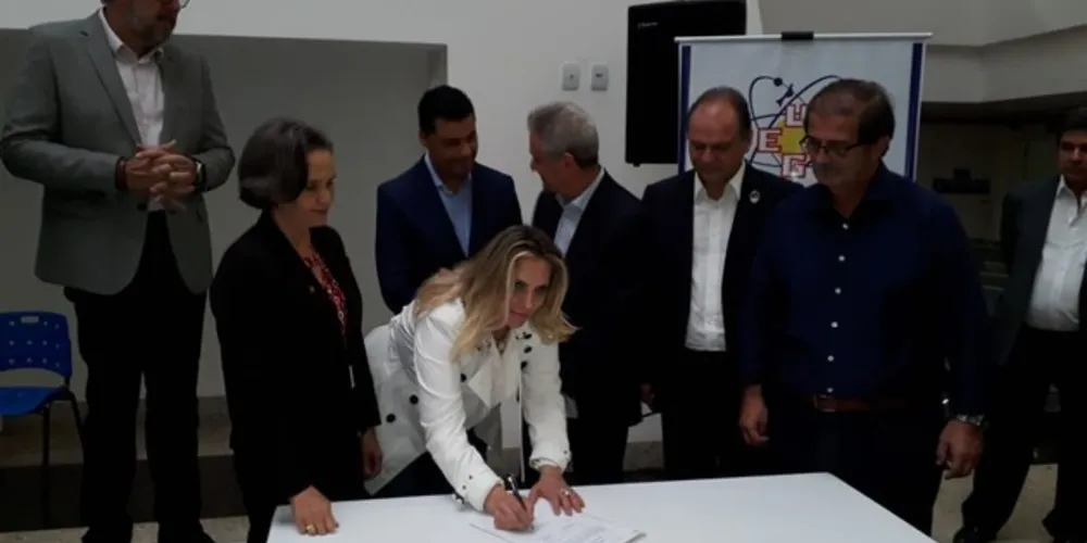 Vice-governadora Cida Borghetti assina convênio com a Caixa para fábrica de medicamentos da UEPG