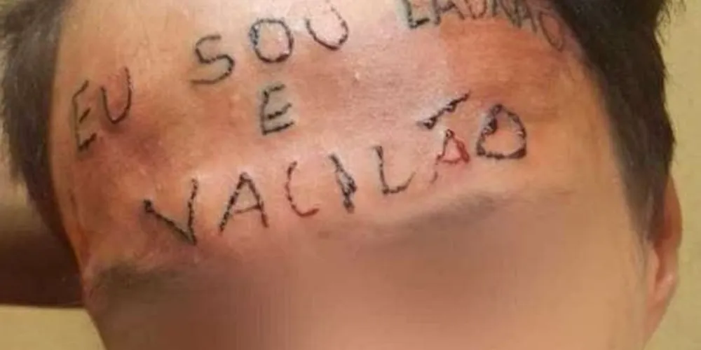 Ele teve a testa tatuada após furtar uma bicicleta no ano passado/Foto: Reprodução 