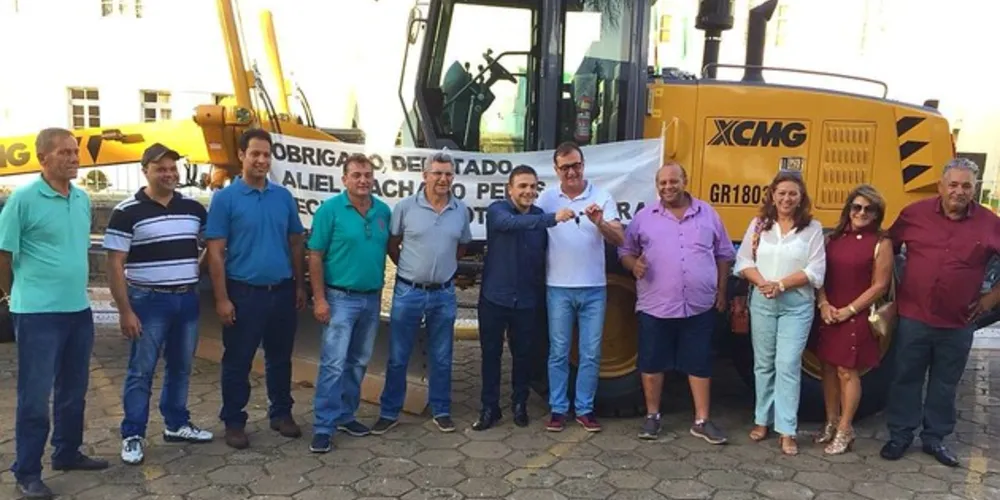 Imagem ilustrativa da imagem Em Tibagi, Aliel participa da entrega de patrola à prefeitura
