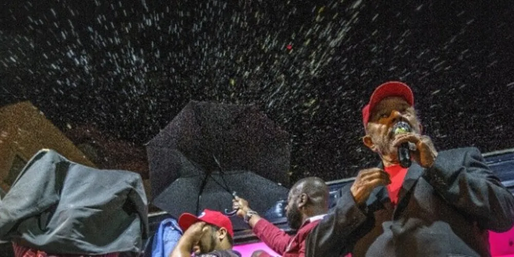 Imagem ilustrativa da imagem Lula é protegido por guarda-chuvas de ovadas em SC