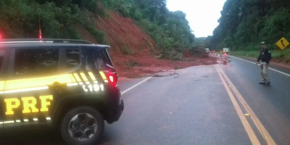 Até as 7h40, fluxo seguia em meia pista no trecho onde houve queda de barreira