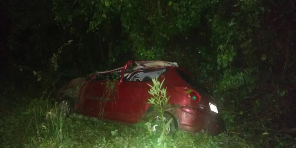 Depois da colisão, carro foi jogado para fora da pista