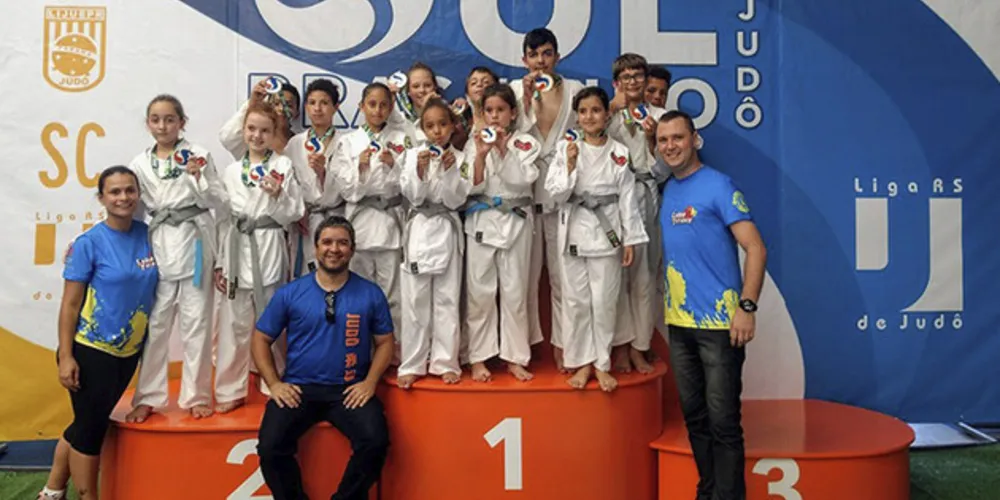 Imagem ilustrativa da imagem ‘Leões do Tatame’ fatura 12 medalhas na primeira competição