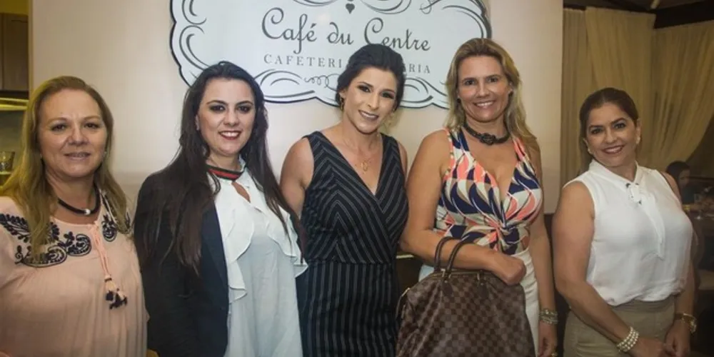 DESTAQUE - Neiva Galvão, Josiane Piana, Marina Sacchi e Maria Ângela Bettinardi ladeiam a anfitriã Camila Amadeu, na badalada inauguração do Café du Centre.
