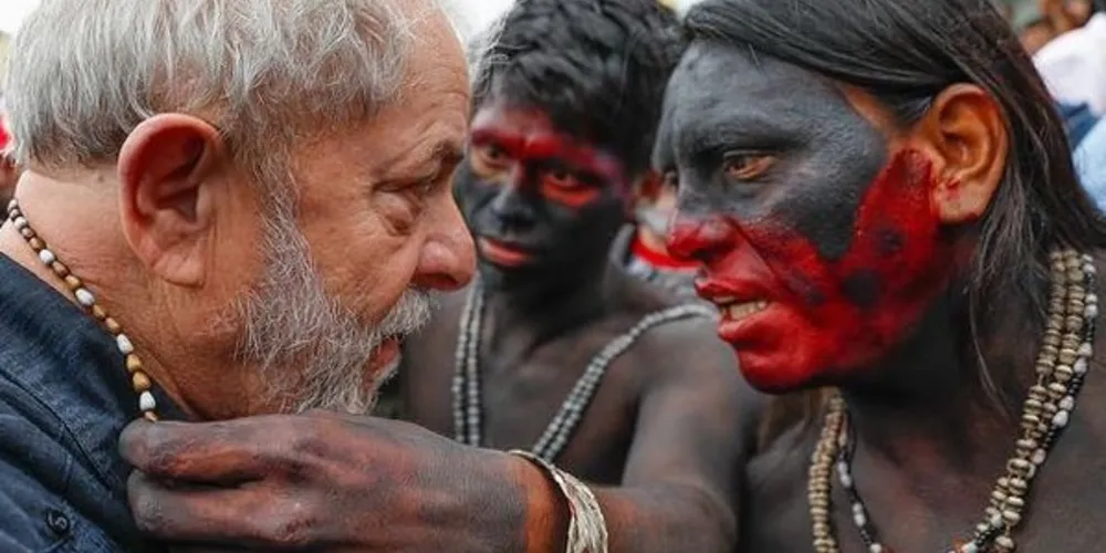 Lula em Quedas do Iguaçu, sendo recepcionado por índios das tribos Guarani e Caingangues/Foto: Instituto Lula