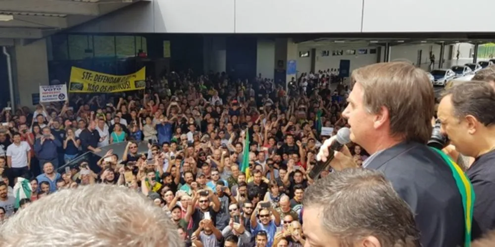 Parlamentar passa por Curitiba no mesmo dia da caravana do ex-presidente Luiz Inácio Lula da Silva