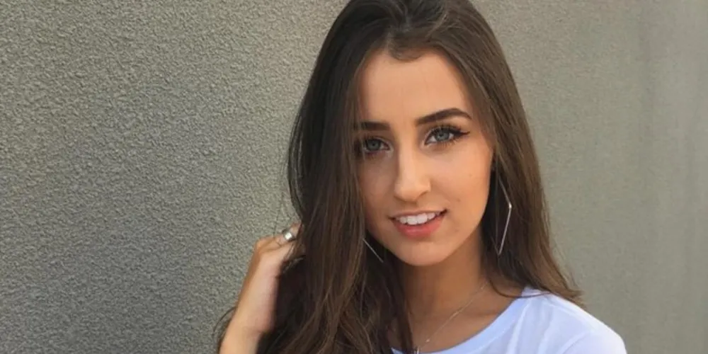 BDAY – A acadêmica de Engenharia Civil Luana Camlofski, uma das belas de sua geração, comemora hoje (29) a passagem de seu 18º aniversário. Jovem delicada e de beleza estonteante Luana é só orgulho para a mãe coruja Isabela Farhat. Da coluna RC os desejos de infinitas alegrias.