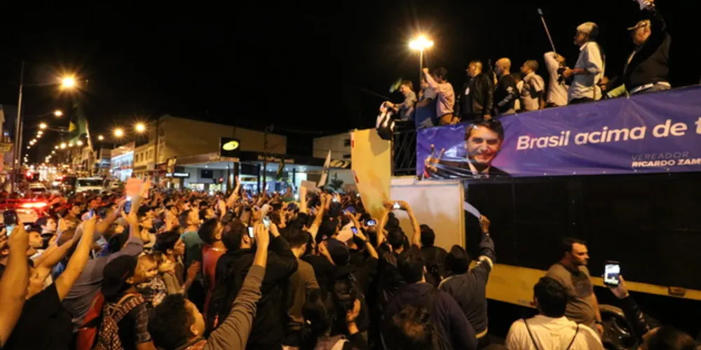 Imagem ilustrativa da imagem Em PG, Bolsonaro arrasta multidão e inicia corrida eleitoral