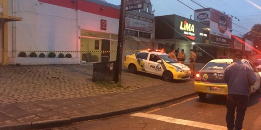 Quadrilha atacou agência do banco Bradesco e destruiu caixas eletrônicos