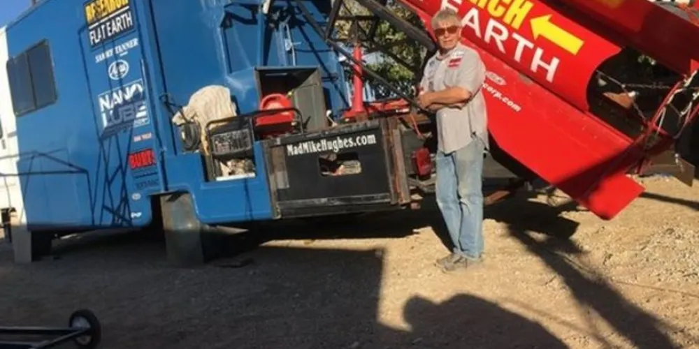Mike Hughes, de 61 anos, acredita que a Terra é plana/Foto: Reprodução Facebook