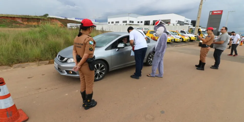 Na tarde desta quinta-feira, 400 motoristas foram abordados por policiais e equipes da concessionária