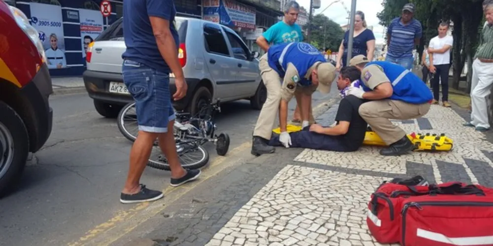 Imagem ilustrativa da imagem Ciclista fica ferido após bater na traseira de carro