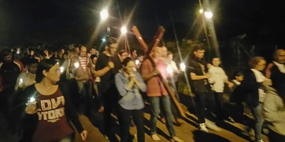 Imagem ilustrativa da imagem Descalços e em silêncio, fiéis fazem procissão em PG