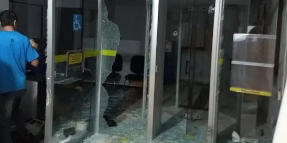 Imagem ilustrativa da imagem Bandidos explodem três bancos no interior do Paraná