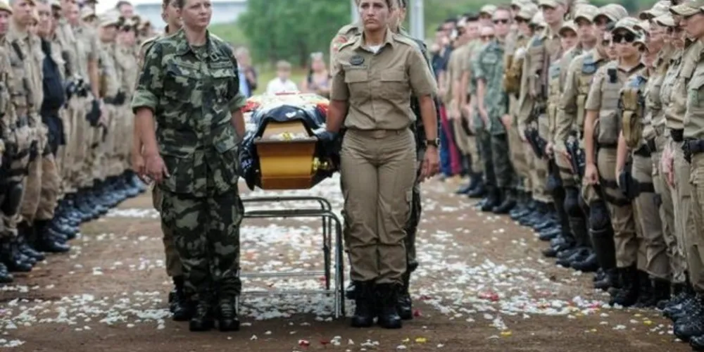 Imagem ilustrativa da imagem Corpo de PM morta é sepultado com homenagens