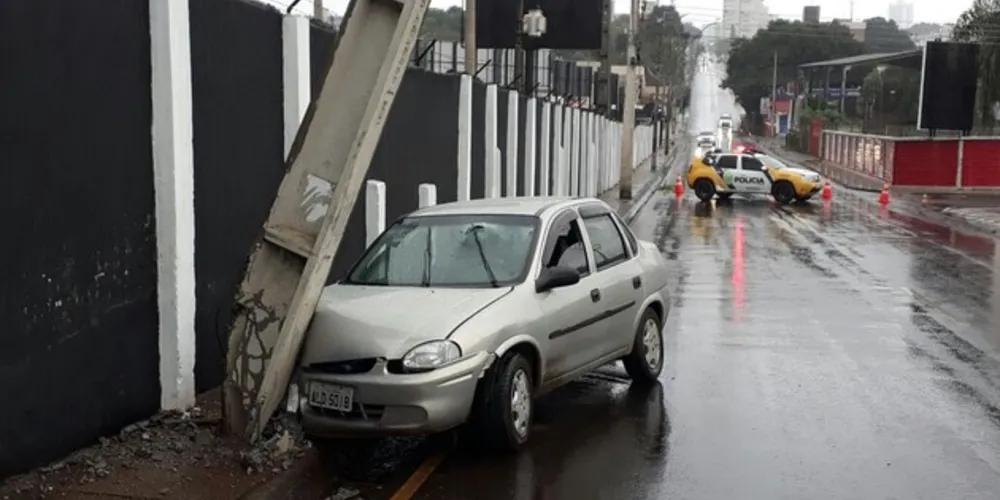Imagem ilustrativa da imagem Motorista perde o controle e atinge poste em Oficinas