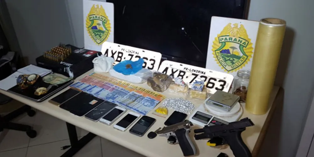 PM apreendeu LSD, ecstasy, cocaína, crack e maconha, além de armas e dinheiro