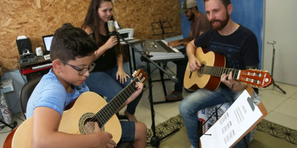 Imagem ilustrativa da imagem Empreendedor abre escola de música com apoio da Fomento
