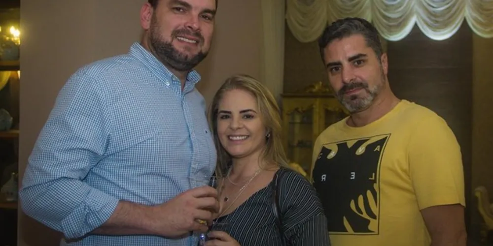 CAFÉ DU CENTRE – Ainda repercutem os comentários da recente badalada inauguração do Café du Centre. Com uma proposta diferente e um conceito sofisticado, muito bem elaborado, o Café du Centre é referência hoje em todo Brasil. Com sua matriz em Itapema, conquistando fiéis clientes, já contando com unidades em Curitiba, Blumenau, Chapecó, Gramado, Londrina e com algumas filiais para serem inauguradas este ano. O café está sendo o disputado point de encontro das famílias princesinas. No registro, Marcelo Clivati, Gabriela Clivati e Lincoln Bertolazi