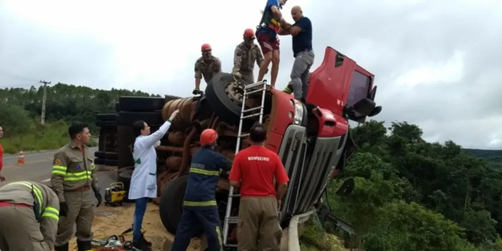 Imagem ilustrativa da imagem Caminhoneiro perde o controle e tomba à beira de represa