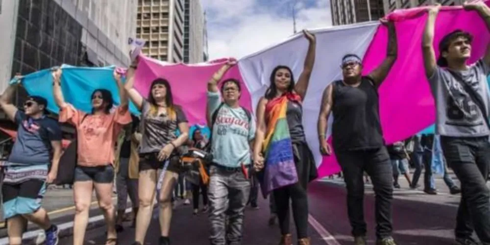A medida também é válida para travestis/Foto: Reprodução NurPhoto via Getty Images