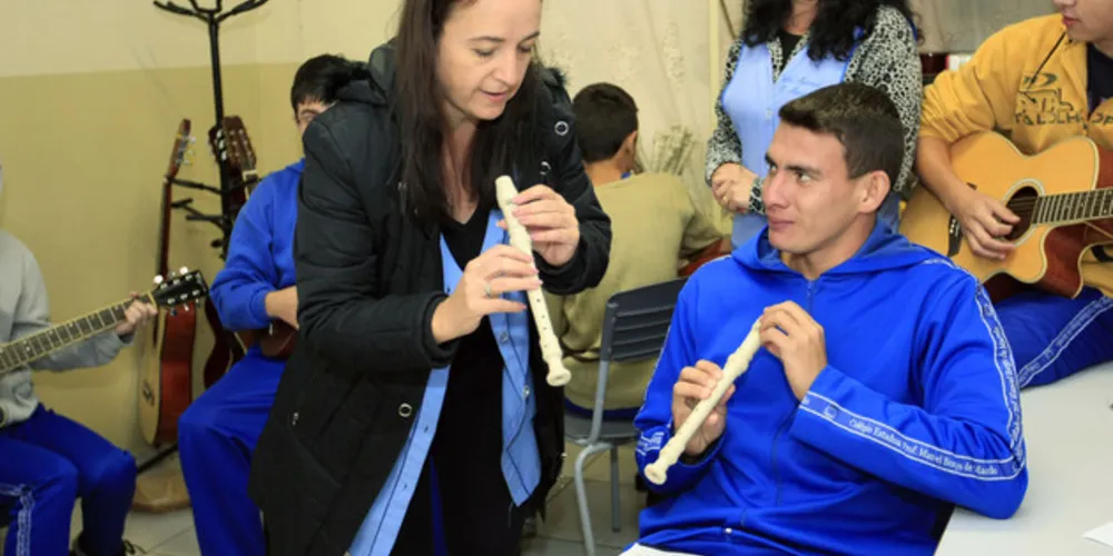 Professora Solange de Fátima Elias na sala de recursos com seus alunos, em Rio Branco do Sul/Foto: Hedeson Alves