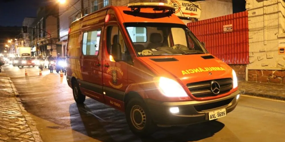 Homem atropelado foi levado pelos bombeiros até o PSM