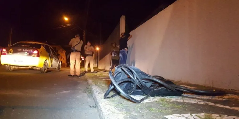 Suspeitos foram presos em flagrante com material furtado