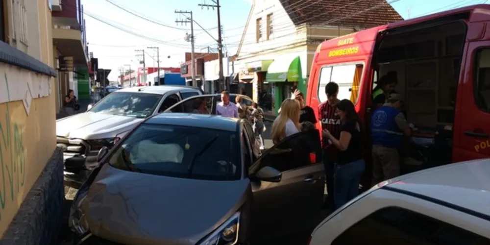 Imagem ilustrativa da imagem Carro invade calçada após acidente no Centro