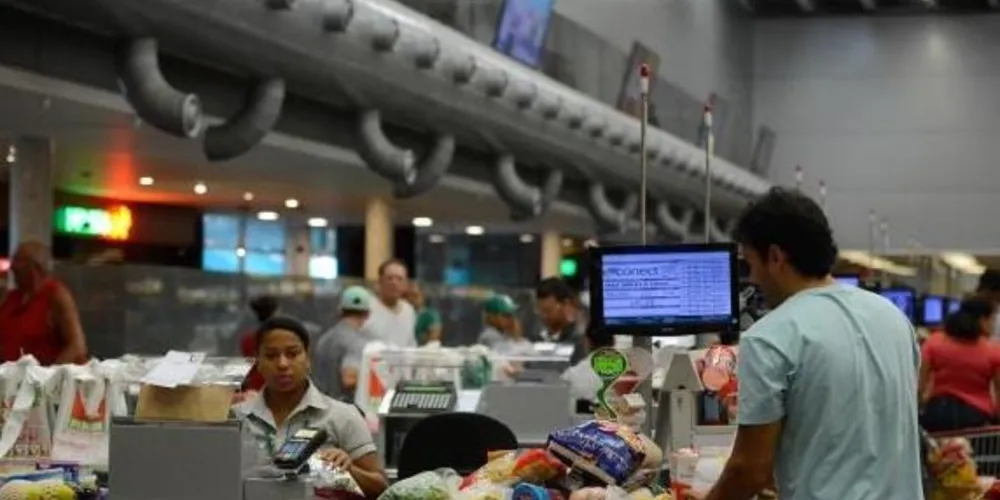 O item Alimentação passou de uma deflação de -0,31% para -0,27%/Foto: Reprodução Agência Brasil