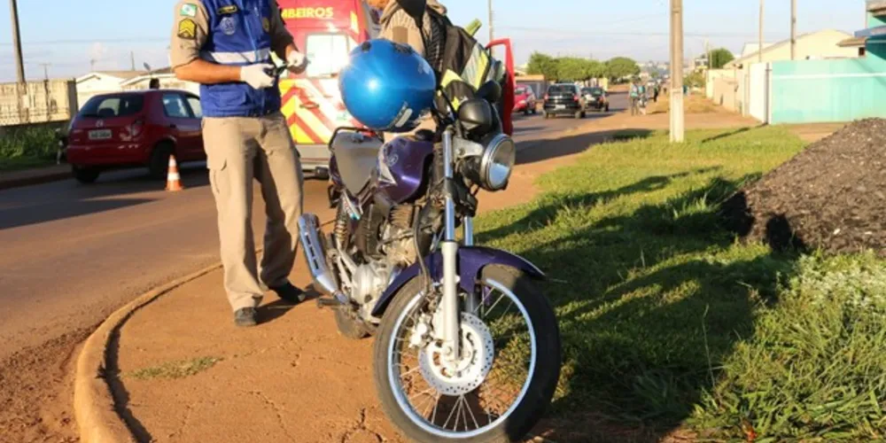 Adolescente e piloto da moto foram levados pelos bombeiros até o PSM