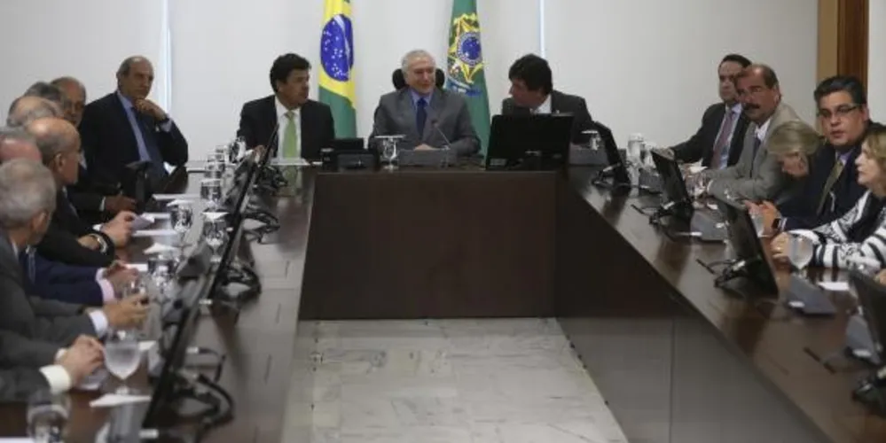 Michel Temer e o ministro da Educação, Mendonça Filho, apresentando novas regras para a oferta de cursos de graduação em medicina  /Foto: Reprodução Agência Brasil