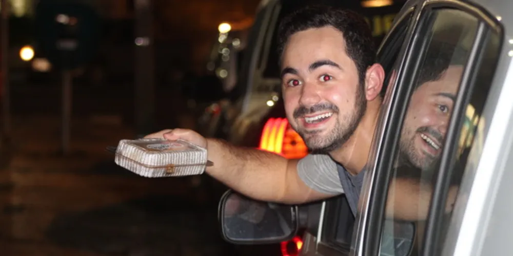 O público ficou entusiasmado, e muitos nem se quer acreditavam que a pizza era grátis