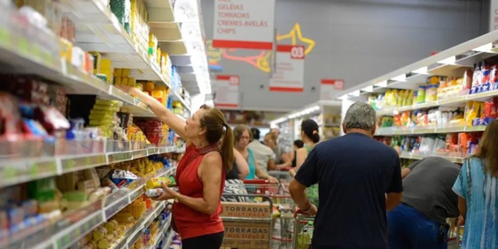 Já nos últimos 12 meses, o alívio no valor da cesta foi sentido em 16 cidades /Foto: Divulgação Agência Brasil