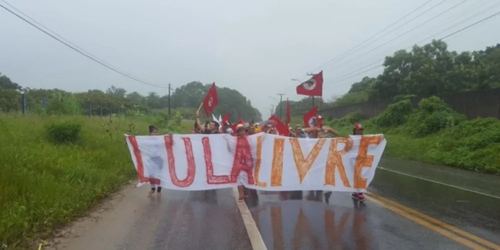 Imagem ilustrativa da imagem MST bloqueia rodovias no Paraná contra prisão de Lula