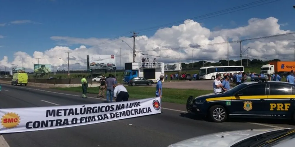 Imagem ilustrativa da imagem Pró-lula, manifestantes fecham BR-277 no sentido litoral