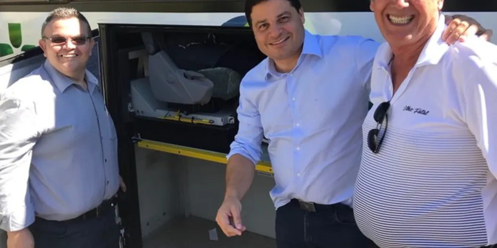 Imagem ilustrativa da imagem Sandro Alex entrega ônibus e anuncia R$ 500 mil para Reserva
