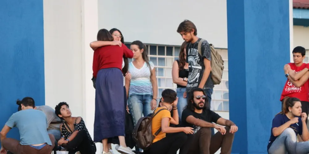 Imagem ilustrativa da imagem Alunos fazem ‘vigília’ em homenagem à Nathalia