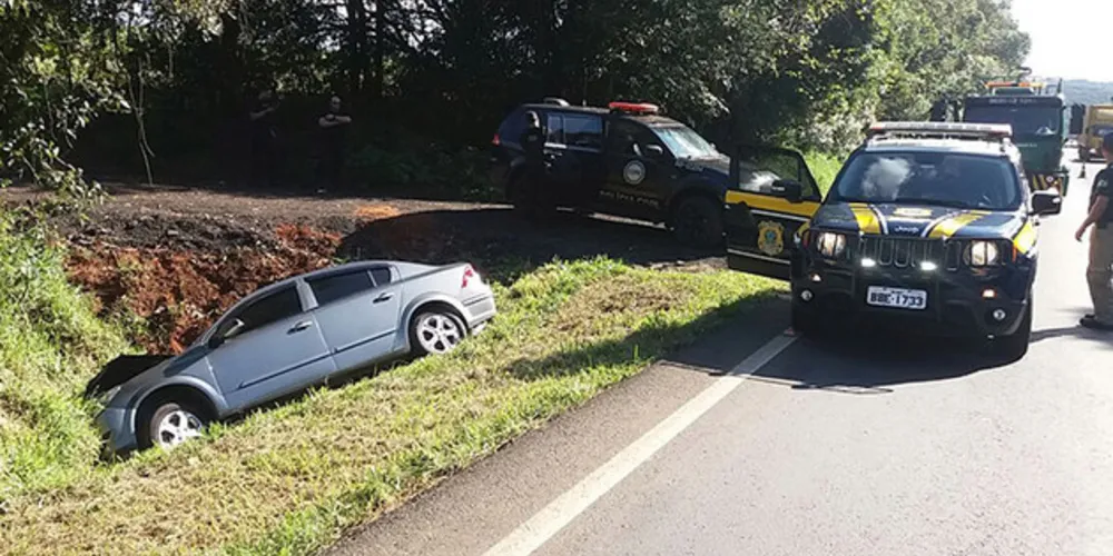 Motorista perdeu controle da direção e caiu em vala