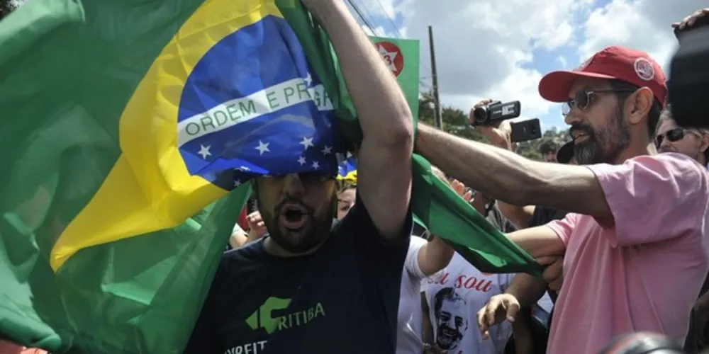 Imagem ilustrativa da imagem Manifestantes entram em conflito em frente à PF em Curitiba