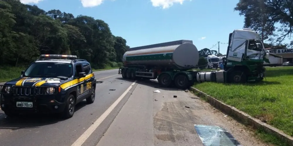 Imagem ilustrativa da imagem Caminhão sai de posto e colide com carreta