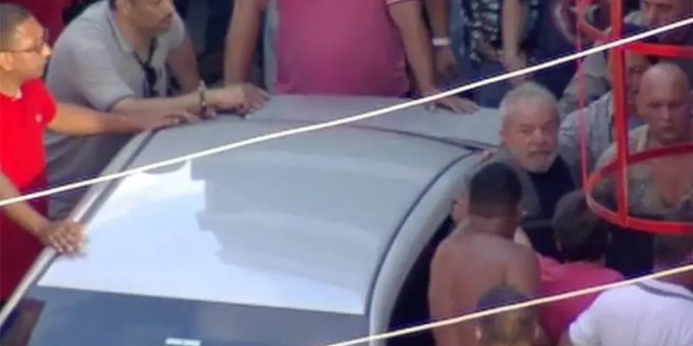 Imagem ilustrativa da imagem Lula tenta deixar sede do sindicato e militantes impedem